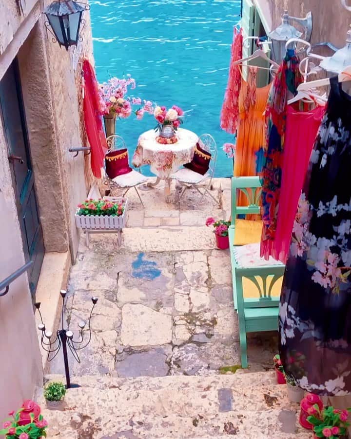 Izkizのインスタグラム：「Colourful corners of Rovinj, Istria 💙🌸 @shareistria #shareistria」