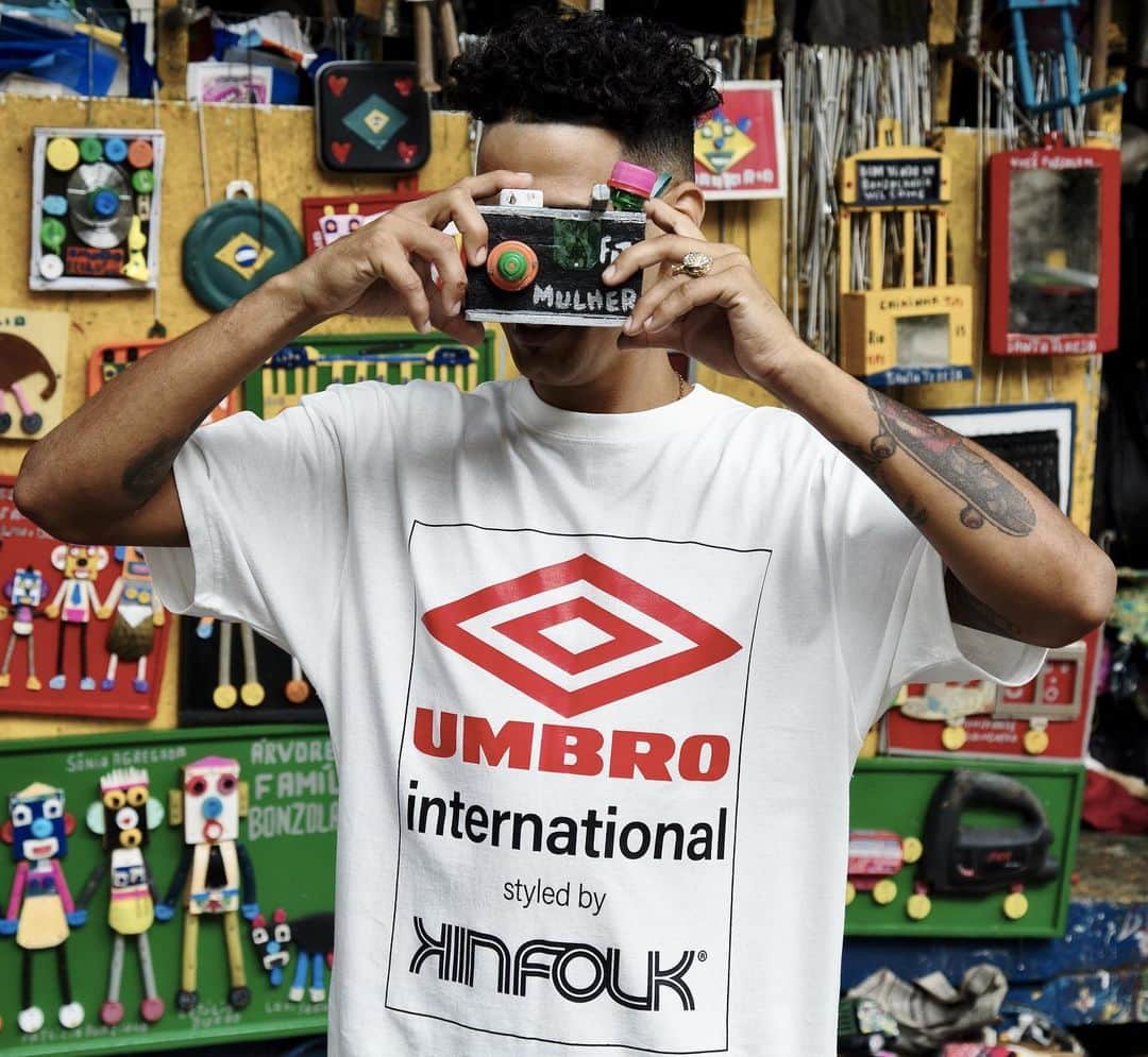 UMBROさんのインスタグラム写真 - (UMBROInstagram)「Smile 📸. We’ve collaborated with renowned streetwear label @kinfolklife for an exciting new collection. Coming soon. . . . #umbro #kinfolklife #riodejaneiro #streetstyle #streetwear」7月16日 3時01分 - umbro