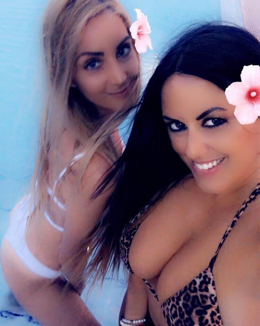 のインスタグラム：「Lots of fun meeting this #Italian beauty ——-> @lucialuciano  Do you like best pics or videos? More pics by @ulora_photography coming up ... 😀😀 We were both wearing @calzedonia .. Everything 🇮🇹 for #swimweek !!! #blonde #brunette #claudiaromani  #girlspower  #italiansinmiami #italianadoitbetter #acMilan #Juve #bikini #100natural #girls #miamigirls」