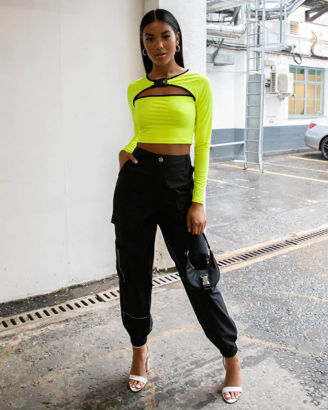 ASOSさんのインスタグラム写真 - (ASOSInstagram)「If in doubt, just add neon 💚 🔎 ASOS DESIGN cut out front crop top with clip and contrast binding in neon yellow (1490308) ASOS DESIGN utility track pant with combat pockets (1466751)」7月16日 3時05分 - asos