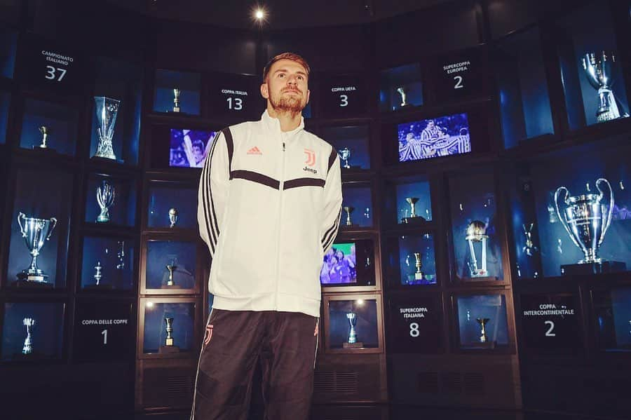 アーロン・ラムジーさんのインスタグラム写真 - (アーロン・ラムジーInstagram)「...and so it begins 💪🏼 #finoallafine #forzajuve @juventus」7月16日 3時16分 - aaronramsey