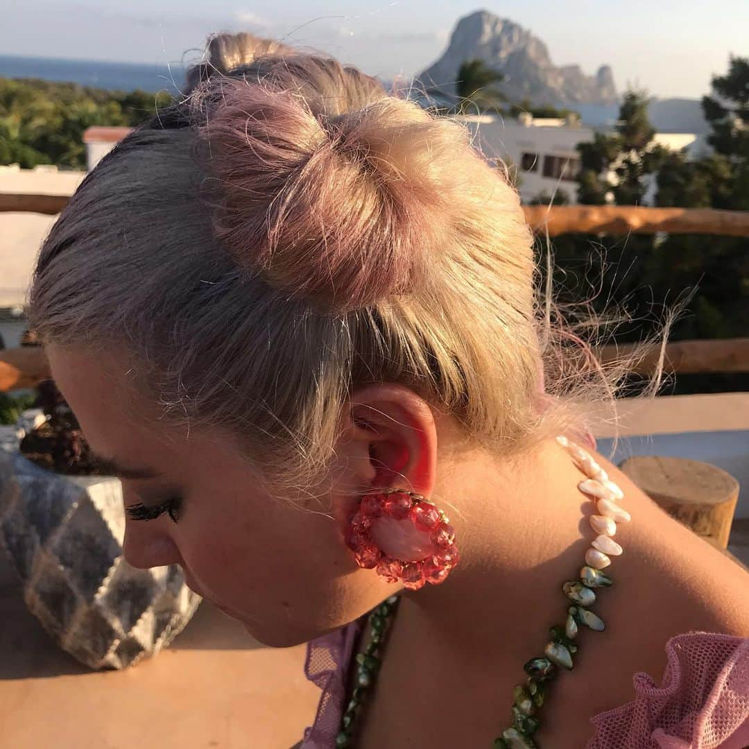 ピクシー・ロットさんのインスタグラム写真 - (ピクシー・ロットInstagram)「A little tiny spritz of Hawaii blue and pastel pink glitter for a little acoustic set in Ibiza✨✨ shop yours at @pixielottpaint」7月16日 3時17分 - pixielott