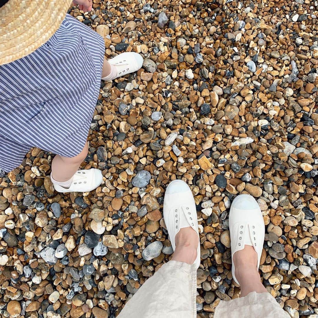 MEGのインスタグラム：「娘の足が大きくなり、私と同じスリッポンが履けるようになった。こないだデパートのエレベーターで一緒になったおばあちゃんも同じの履いてた 😂 暫く長く履けそうだ！」