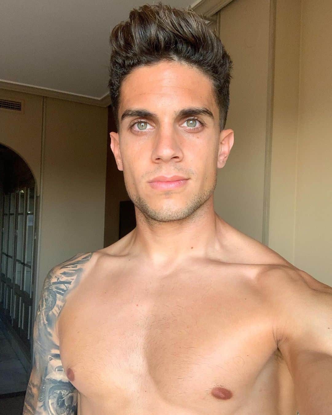 マルク・バルトラのインスタグラム：「Otra doble sesión terminada. Un día más sumando trabajo! 🔥🔥💪🏼💪🏼🔋⚽️ #Vamos」