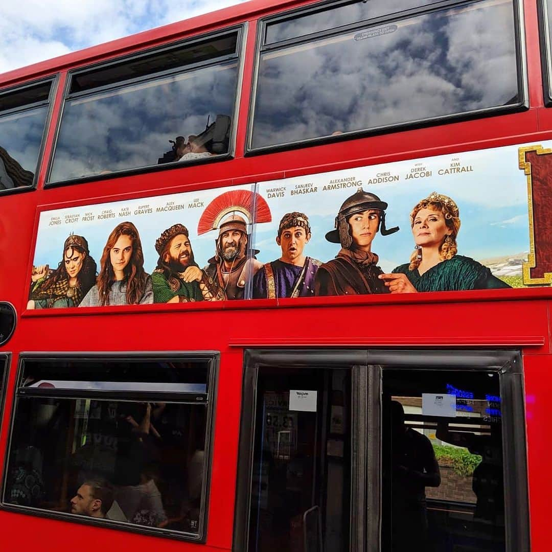 ケイト・ナッシュさんのインスタグラム写真 - (ケイト・ナッシュInstagram)「On a bus!!!!! 🤪🤷‍♀️👌#whatwouldboudiccado @horriblehistoriesthemovie」7月16日 3時26分 - katenash