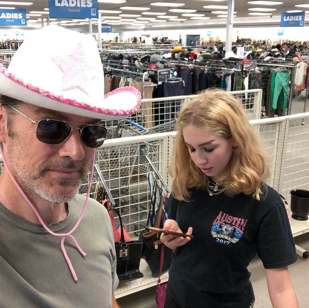 トーマス・ギブソンさんのインスタグラム写真 - (トーマス・ギブソンInstagram)「Goodwill gold... (and she’s wisely ignoring me)」7月16日 3時41分 - thomasgibsonofficial