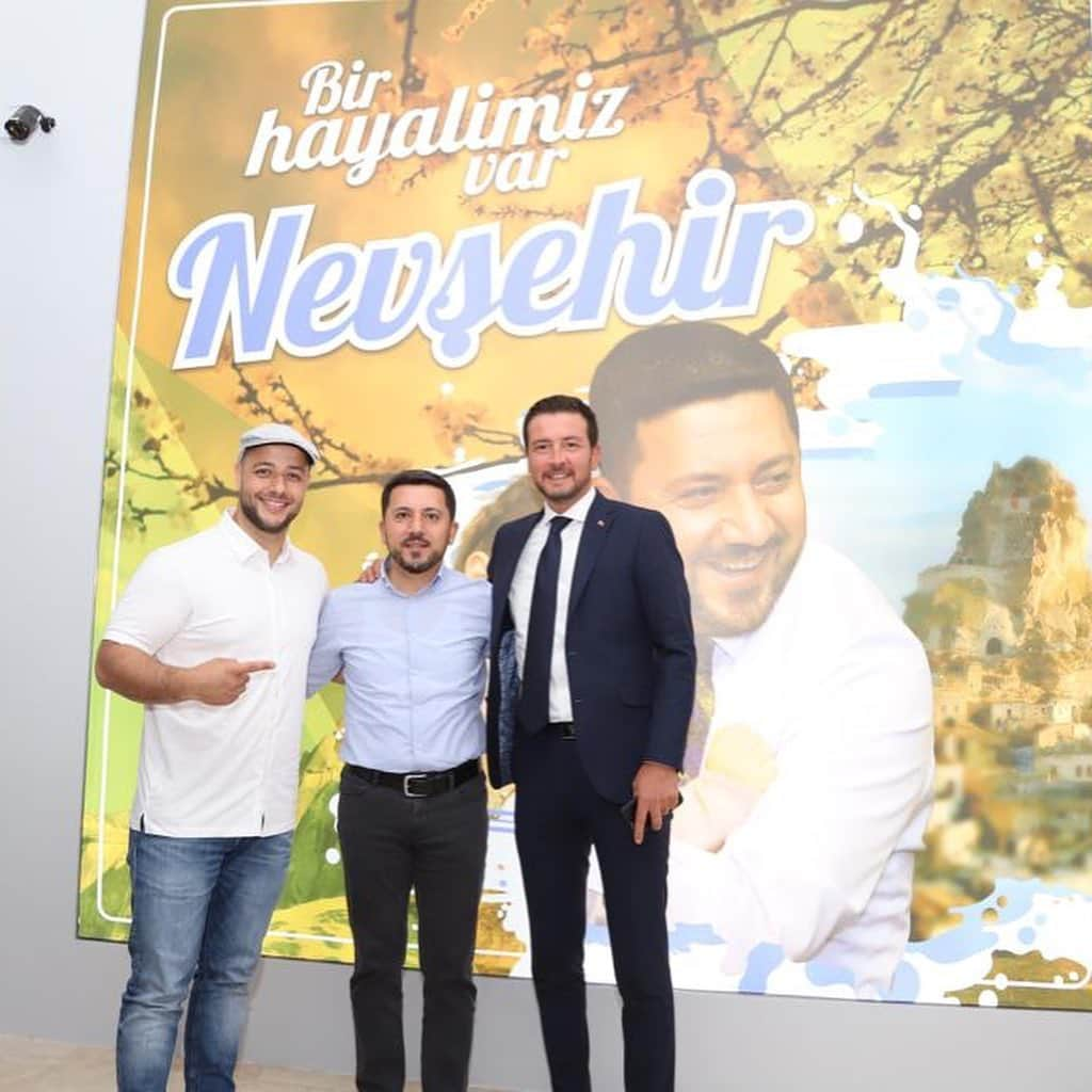 マヘル・ザインさんのインスタグラム写真 - (マヘル・ザインInstagram)「It was a great honor and pleasure to meet with @rasimari_50 The Mayor of #Nevşehir and his team! 😊👌🏼 Thank you so much for the great hospitality! I really enjoyed the relax setting and the delicious #Lahmacun 😋🙏🏼 and to be continued after the concert InshaAllah 😉  #turkey  #Cappadocia #kapadokya  #15temmuz」7月16日 3時43分 - maherzainofficial