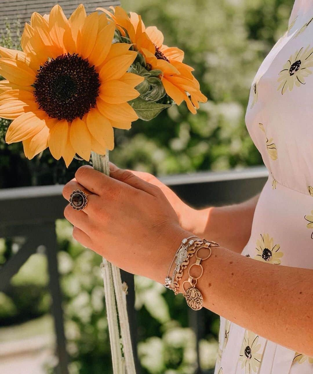 アレックスアンドアニさんのインスタグラム写真 - (アレックスアンドアニInstagram)「Fresh week = Fresh blooms 🌻 (link in bio) | 📸: @alexandani_chapelview」7月16日 3時49分 - alexandani