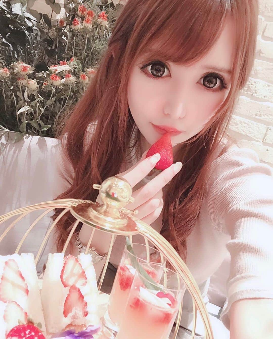 のインスタグラム：「そろそろ雨止んでくれないかなあ☔️お出かけしたいなあ ・ ・ #いちご #🍓 #いちごビュッフェ #歌舞伎町 #新宿 #六本木 #港区 #ススキノ #錦三 #ミナミ #selfie #🤳 #instagood #japan #cute #pics_jp #followme #like4like #f4f #맞팔 #셀피」