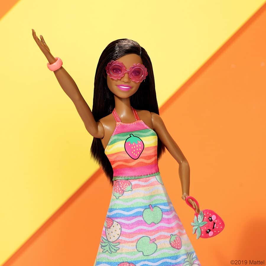 バービーさんのインスタグラム写真 - (バービーInstagram)「Create unique, fresh looks for #Barbie with fresh fruity scents! 🍓🍍Dip the @crayola paintbrush tool into the water bucket and use it on the items to magically reveal a colorful fruit pattern!」7月16日 4時00分 - barbie