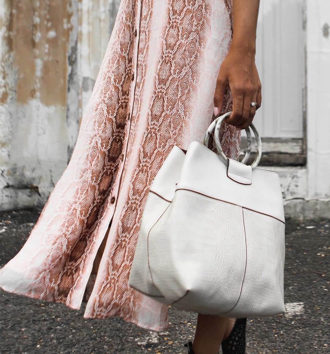 のインスタグラム：「Put a this-season spin on any look with our mock-croc shoulder bag. Created in premium faux leather with a butter-soft feel, this endlessly chic design is finished with resin ring handles. 🔍7906241500 📷 @y.a.t.r.i Tap the link in the bio to shop now.  #Accessorize #Accessorizer」