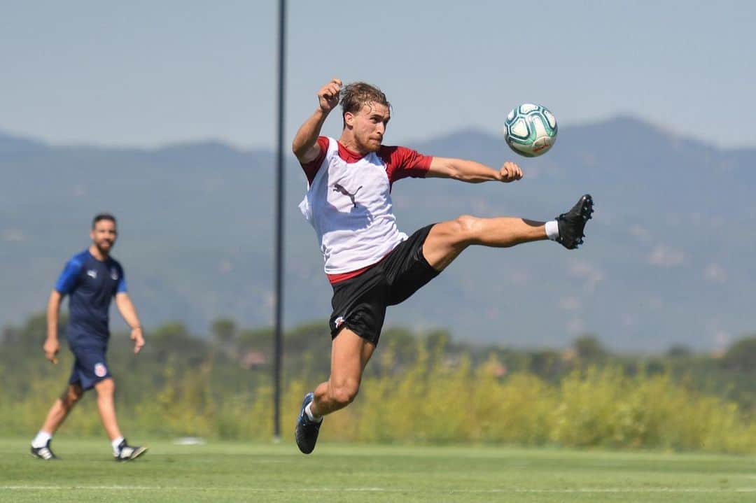 マルク・ムニエッサのインスタグラム：「🤸🏼‍♂️⚽️」