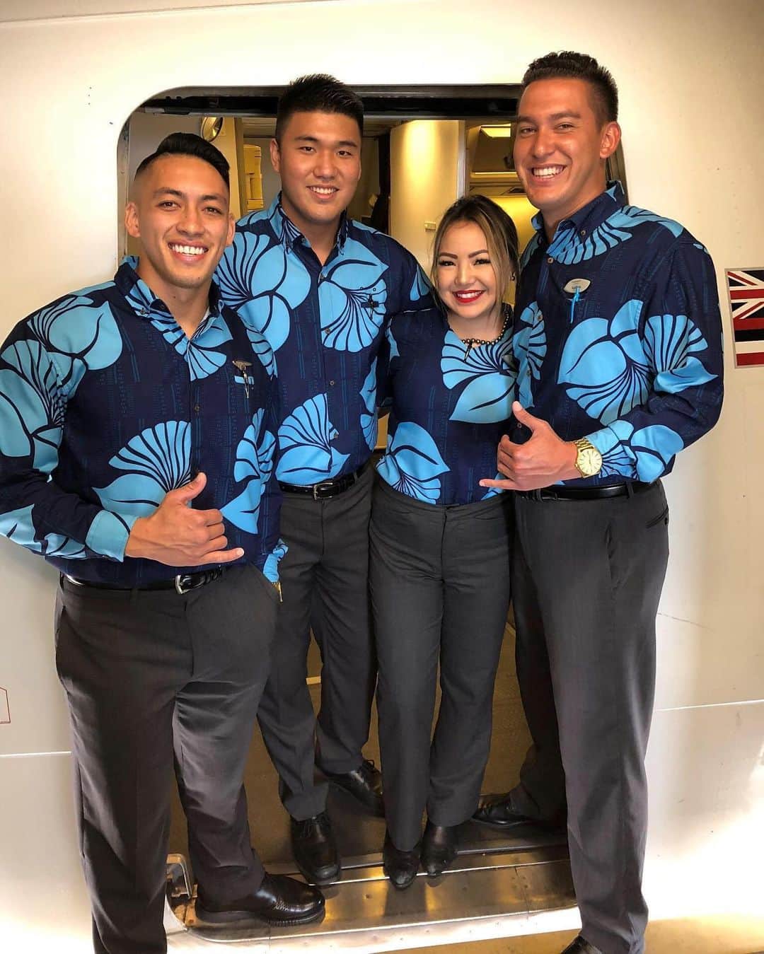 ハワイアン航空さんのインスタグラム写真 - (ハワイアン航空Instagram)「E komo mai! Committed to spreading the aloha spirit, our flight attendants are ready to greet you with a smile and a shaka. 🤙🏽🌺 #PualaniProud」7月16日 4時06分 - hawaiianairlines