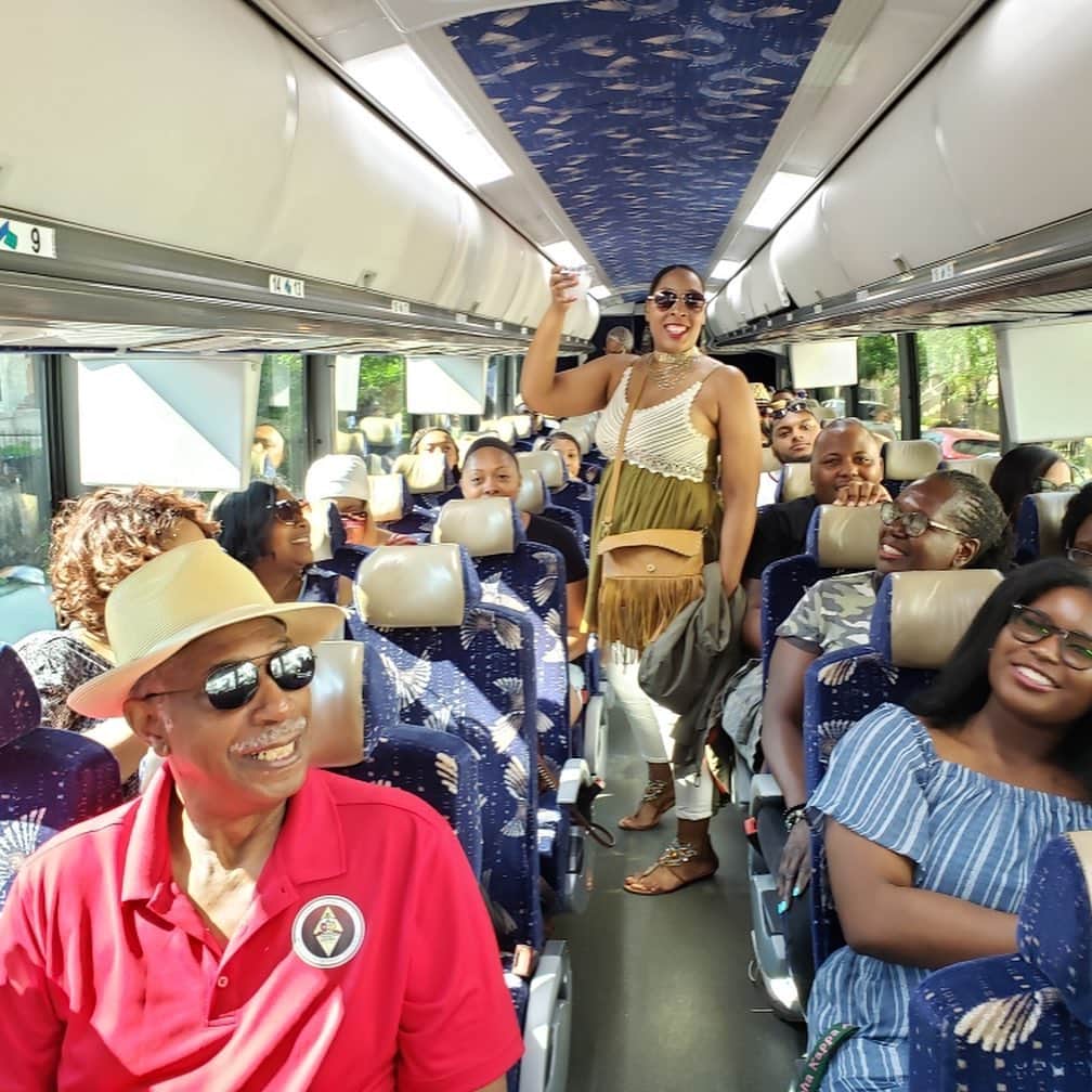 ジェニファー・ハドソンのインスタグラム：「The HUDSON FAMILY IS NOTHING TO BE PLAYED WITH ! @mmhudso (Mhud) pulled out a full on bus to bring every Hudson family member to my show @raviniafestival it did my heart Good !!!! The best part! Hands down . Charles Hudson Marita Hudson Julia Hudson Donnie Hudson Betty Hudson , buckners and Johnson’s too!  You don’t know family until you’ve met mine ! I love yal !!!!!」