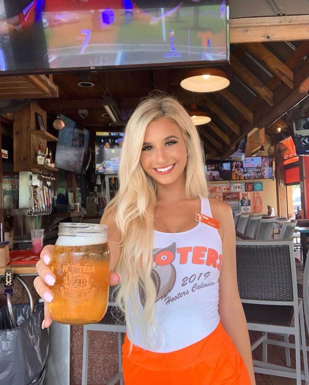 Hootersさんのインスタグラム写真 - (HootersInstagram)「Cheers to you & cheers to wings. 📸: @danielle.magda」7月16日 4時30分 - hooters