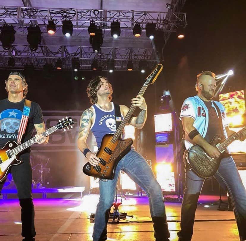3 Doors Downのインスタグラム：「From Indiana to Wisconsin, it was one rockin' weekend! Thanks for the awesome photo, @i_am_tara_ble.」