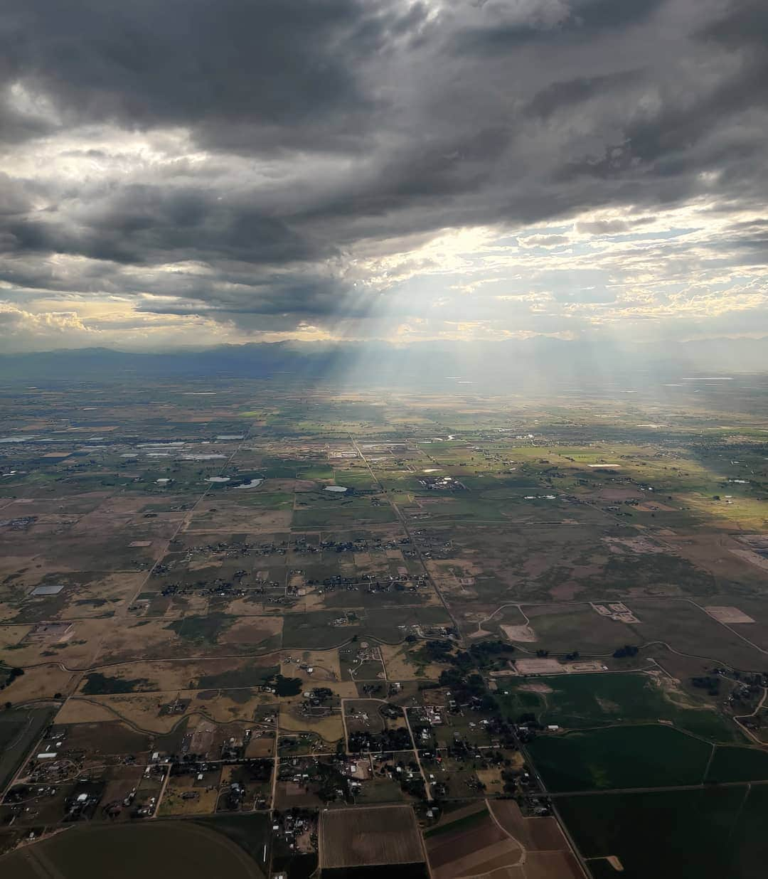 マーケス・ブラウンリーさんのインスタグラム写真 - (マーケス・ブラウンリーInstagram)「Untouched OnePlus 7 Pro through a clean airplane window ✈️📸」7月16日 4時31分 - mkbhd