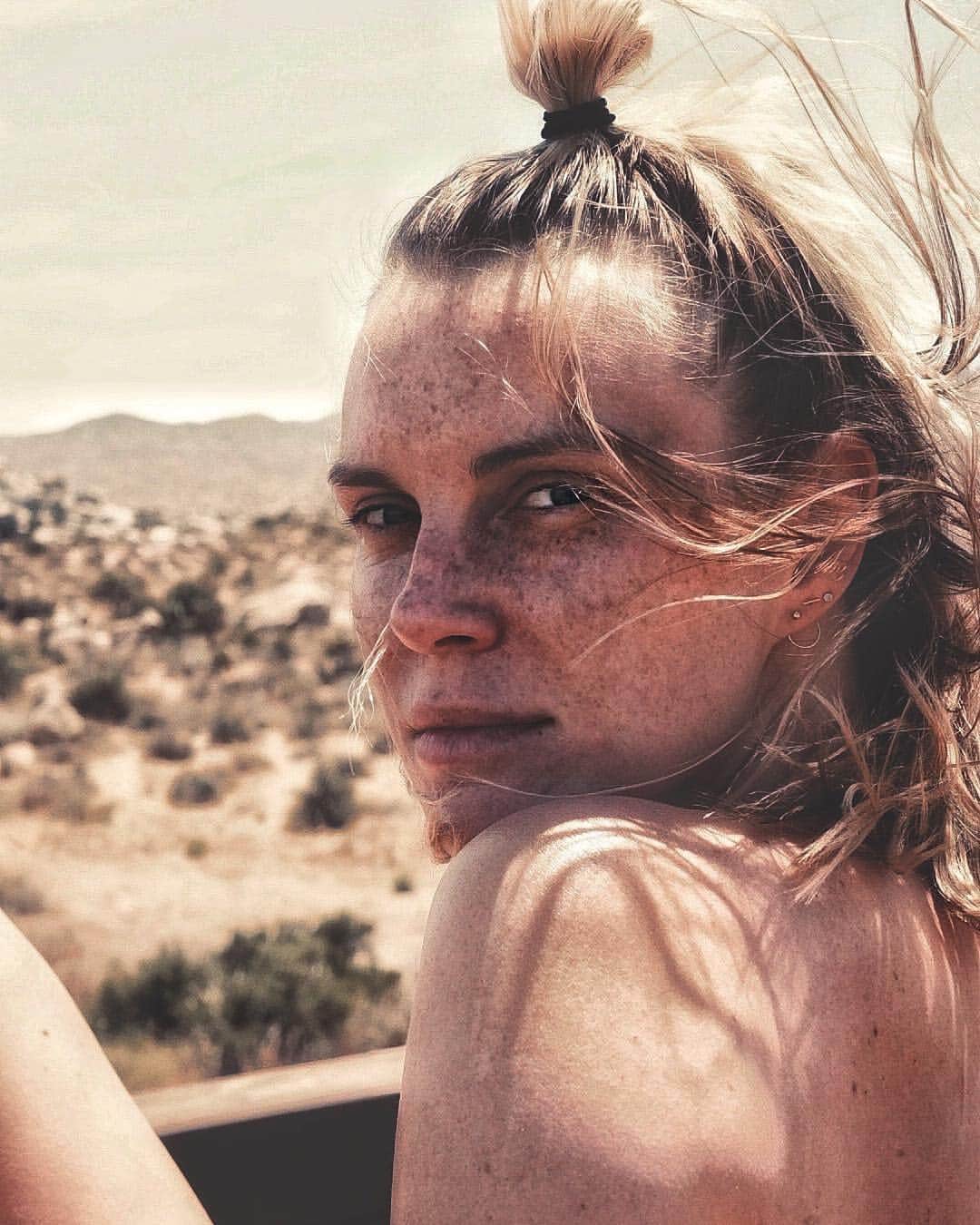 フィービー・ダールさんのインスタグラム写真 - (フィービー・ダールInstagram)「Live in the light ✨ I see you and I love you. #freckles」7月16日 4時34分 - phoebe