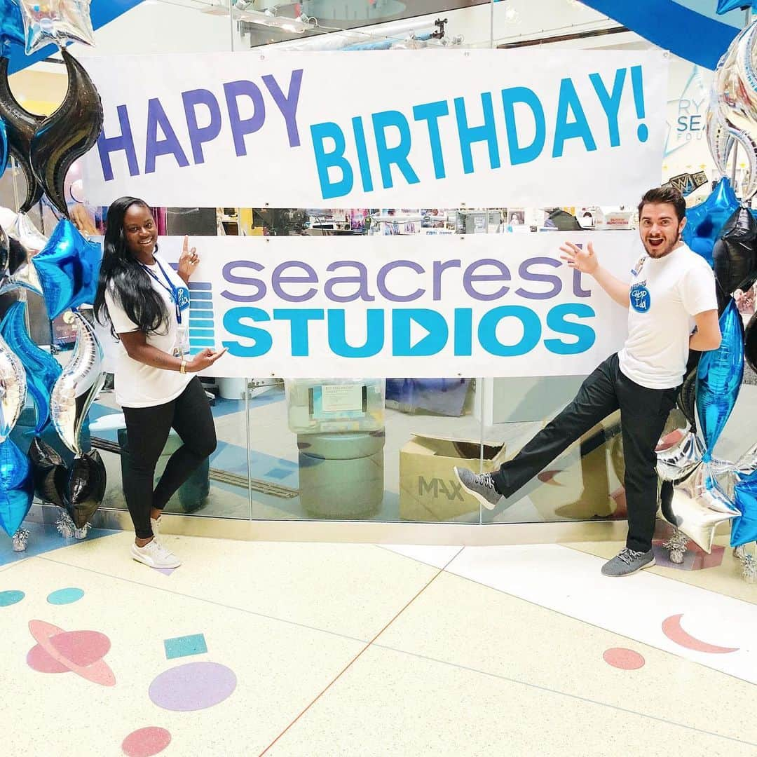 ライアン・シークレストさんのインスタグラム写真 - (ライアン・シークレストInstagram)「8 years ago we opened #SeacrestStudios at @ChildrensPhila, and today it’s become a place of healing for the kids and their families. It’s amazing to see the walls covered with photos of the special memories we’ve made so far. Thank you to everyone who help make it happen every day. Cheers to many more birthdays!」7月16日 4時48分 - ryanseacrest