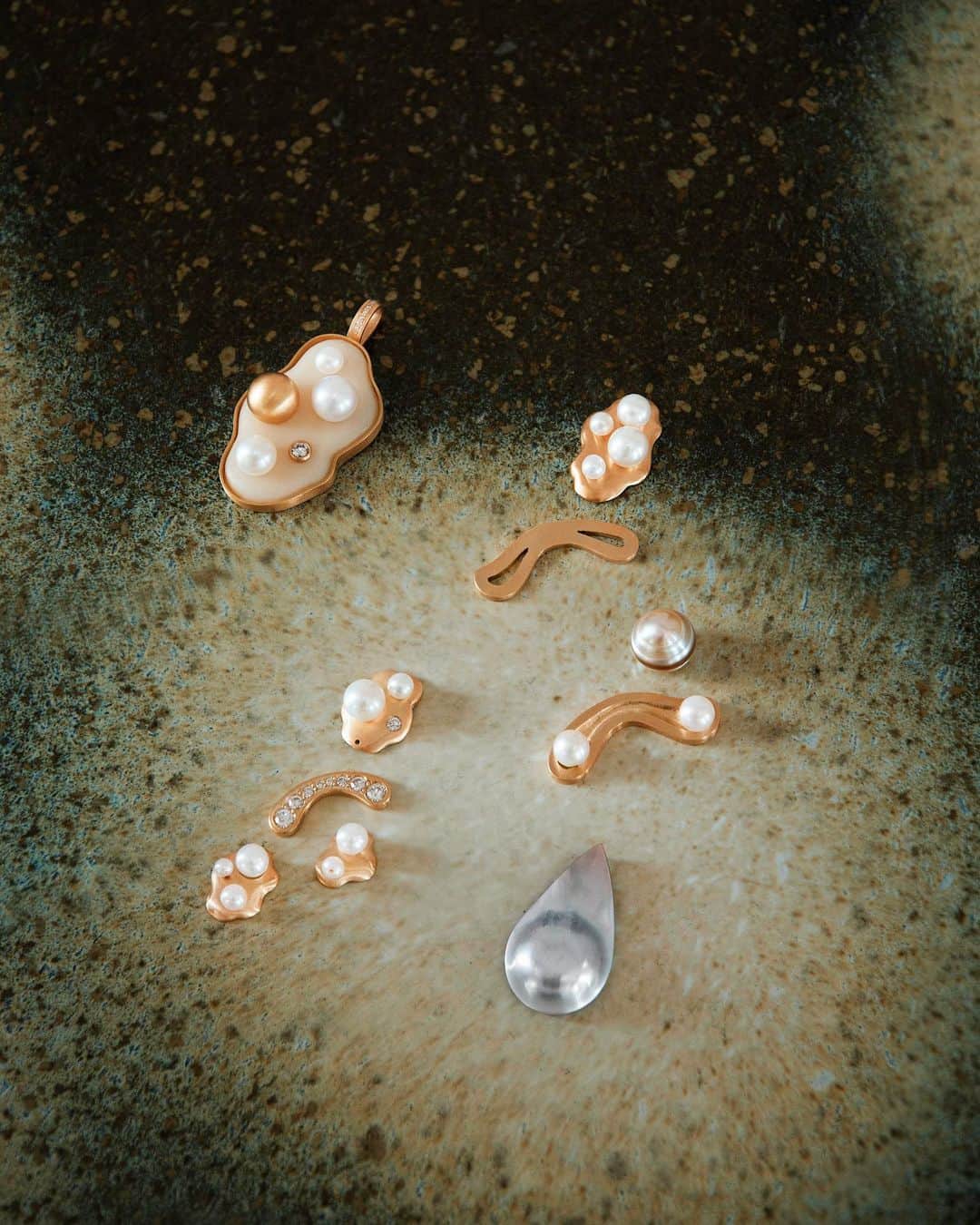 ELLE DKさんのインスタグラム写真 - (ELLE DKInstagram)「Du har med garanti allerede sendt lange blikke efter Jo Riis-Hansens smykker, når du har set dem på Instagram 💍💎 Efter mange år i den danske smykkebranche har Jo brugt noget tid på at stoppe op og redefinere sig selv som kunstner – mens hun har tænkt over, hvad vi egentlig skal med masseproduktion. Efter noget tid havde smykkedesigneren (gudskelov) brug for at komme tilbage til værkstedet, og resultatet af de mange tanker er udformet sig i en række organiske unikasmykker – elegant dyppet i perler og diamanter. ”Jeg har lavet de her smykker, fordi jeg ikke kunne lade være”, fortæller Jo Riis-Hansen, der med nogenlunde ro i maven har takket nej til flere store internationale webshops, fordi tilgangen til både design og salg er anderledes denne gang. Det handler om at tænke i langsomme, gennemarbejdede projekter for den kreative forløsnings skyld 🙌🏼 Du kan erhverve dig Jo Riis-Hansens smykker gennem Etage Projects – men bare rolig, processen er langt fra forbi, og der kommer meget mere fra Jos hånd inden længe. Tekst: @nikitahoffmann Foto: @kavianborhani #ELLEanbefaler @joriishansen」7月16日 4時56分 - elledanmark