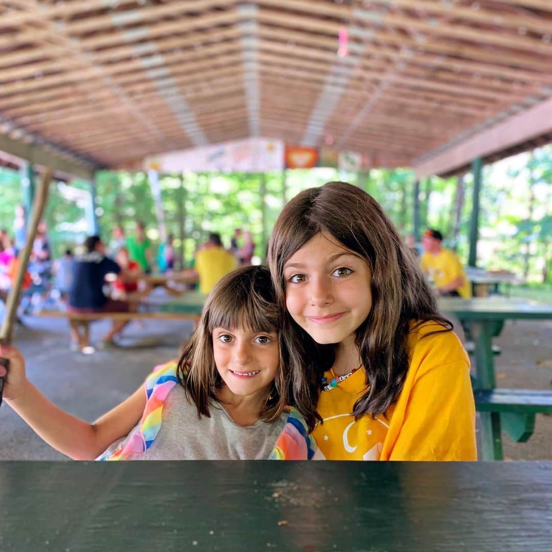 Ilana Wilesさんのインスタグラム写真 - (Ilana WilesInstagram)「One thing was clear at Mazzy’s visiting day. We sent her to the right camp. Mazzy chose it herself at a camp fair and I had my reservations because it was very different from the camps I went to as a kid, but we also couldn’t disagree with any of the reasons she liked it— mainly that it was small, they let the kids make their own activity choices, and the kids wear beaded necklaces that represent camp values like integrity and kindness. She was so in her element, it was ridiculous. The counselors all said she was the ultimate camper. She was high-fiving her friends as we walked from one activity to the next. And she has tried so many new things. Like the trapeze!!!! If you swipe left, you can see her complete her very first “catch.” I also loved seeing Mazzy lead Harlow around, hand in hand, explaining to her everything that she has been doing. I almost felt like Mike and I learned more by eavesdropping on them than she would have told us on our own. Mazzy was a little sad to see us leave but I feel confident that the next two weeks are going to be filled with as much fun and adventure as the first two! You can see more of the camp in my stories- including Harlow really testing her limits to keep up with her big sister. And my mom and Sam taking possibly the funniest videos (or lack of videos) I have ever seen. Seriously, I almost peed myself laughing so hard while  I was posting them 😂😂😂」7月16日 4時49分 - mommyshorts