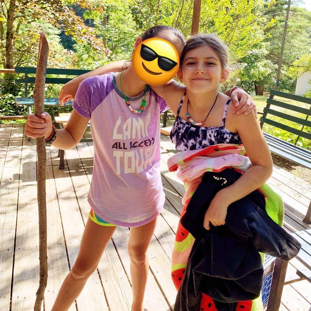 Ilana Wilesさんのインスタグラム写真 - (Ilana WilesInstagram)「One thing was clear at Mazzy’s visiting day. We sent her to the right camp. Mazzy chose it herself at a camp fair and I had my reservations because it was very different from the camps I went to as a kid, but we also couldn’t disagree with any of the reasons she liked it— mainly that it was small, they let the kids make their own activity choices, and the kids wear beaded necklaces that represent camp values like integrity and kindness. She was so in her element, it was ridiculous. The counselors all said she was the ultimate camper. She was high-fiving her friends as we walked from one activity to the next. And she has tried so many new things. Like the trapeze!!!! If you swipe left, you can see her complete her very first “catch.” I also loved seeing Mazzy lead Harlow around, hand in hand, explaining to her everything that she has been doing. I almost felt like Mike and I learned more by eavesdropping on them than she would have told us on our own. Mazzy was a little sad to see us leave but I feel confident that the next two weeks are going to be filled with as much fun and adventure as the first two! You can see more of the camp in my stories- including Harlow really testing her limits to keep up with her big sister. And my mom and Sam taking possibly the funniest videos (or lack of videos) I have ever seen. Seriously, I almost peed myself laughing so hard while  I was posting them 😂😂😂」7月16日 4時49分 - mommyshorts