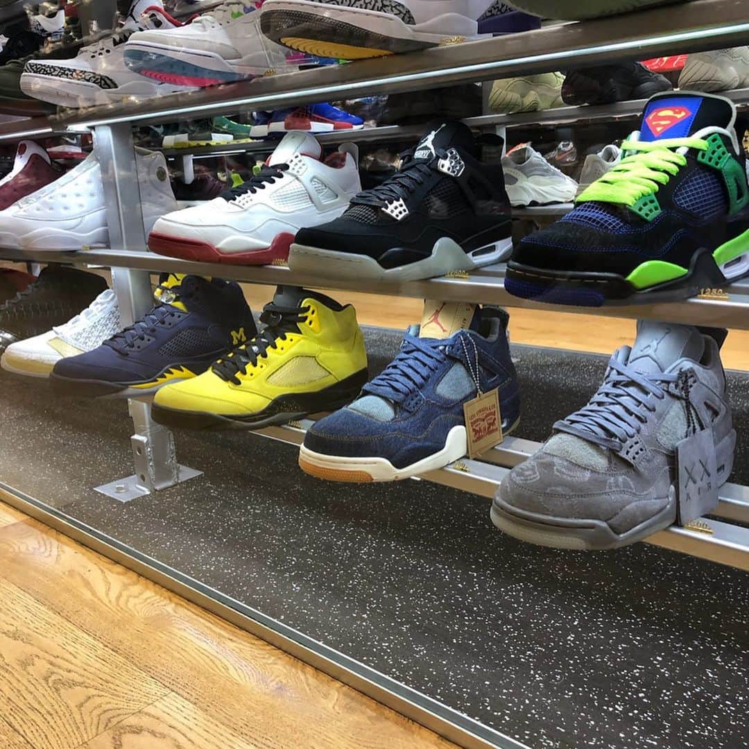 ニック・ハイドフェルドさんのインスタグラム写真 - (ニック・ハイドフェルドInstagram)「Sneakers beyond imagination @flightclub 😍 #newyork Unfortunately or maybe luckily didn’t have all shoes in my size .. highest price tag for a pair 40’000,-USD. Have normal priced kicks as well. I only got 1 pair.. travel hand luggage. Thx for recommendation! @danc247  #sneakers #style #nike #shoes #airjordan #jordan #kicks #flightclub #mustvisit」7月16日 4時59分 - nickheidfeld