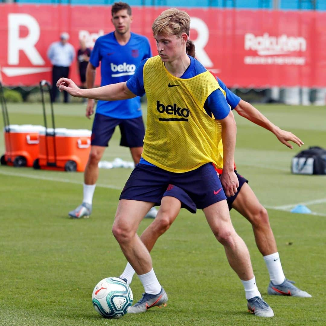 フレンキー・デ・ヨングさんのインスタグラム写真 - (フレンキー・デ・ヨングInstagram)「Finished my first day at the training ground of @fcbarcelona 💙❤️ Big thanks to @carlesalenya for giving me number 21 it means a lot to me. 🙌🏼」7月16日 4時59分 - frenkiedejong