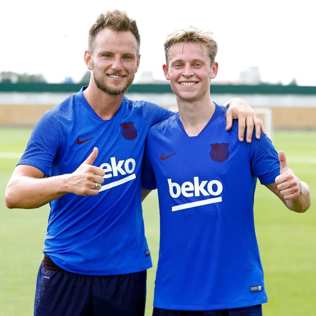 フレンキー・デ・ヨングさんのインスタグラム写真 - (フレンキー・デ・ヨングInstagram)「Finished my first day at the training ground of @fcbarcelona 💙❤️ Big thanks to @carlesalenya for giving me number 21 it means a lot to me. 🙌🏼」7月16日 4時59分 - frenkiedejong