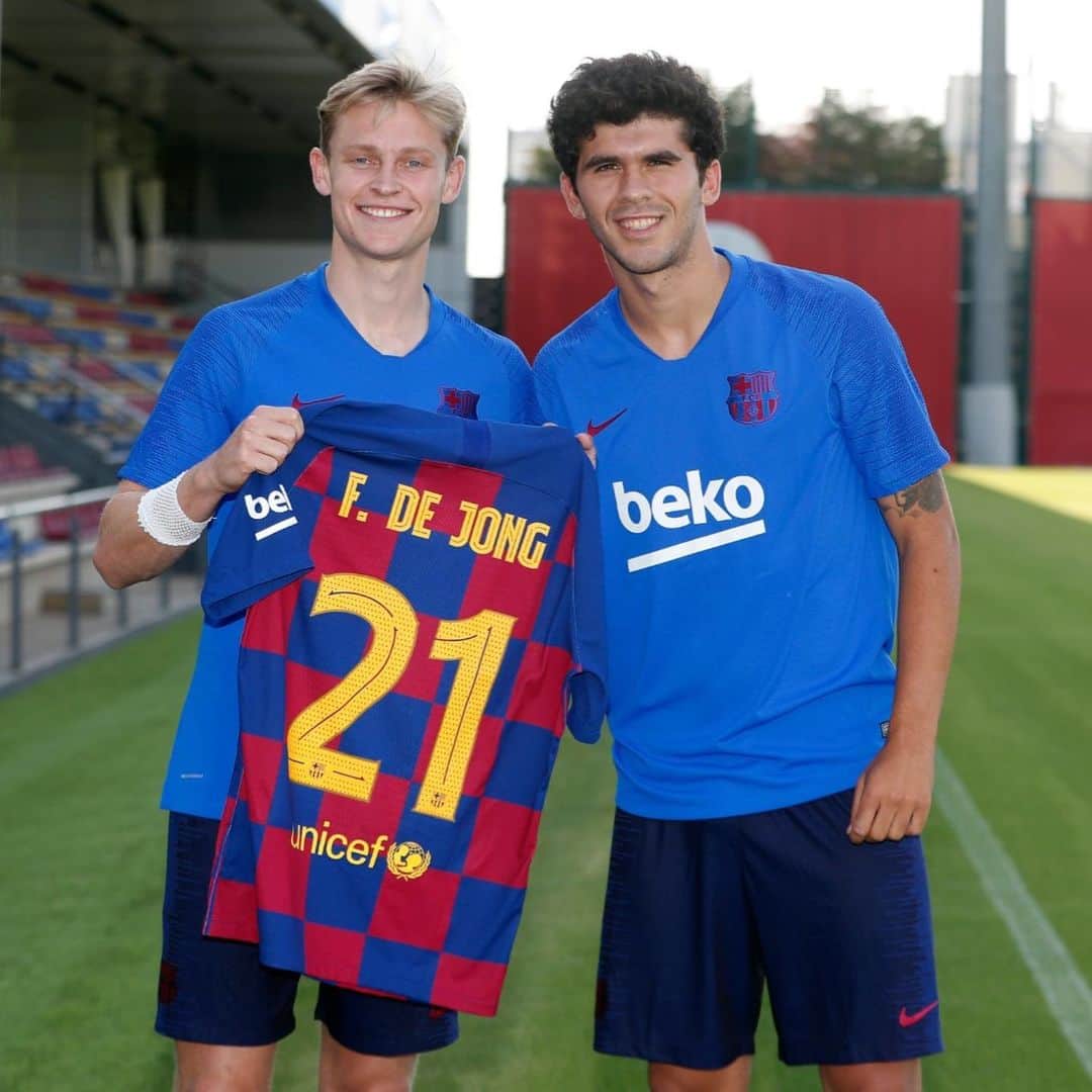 フレンキー・デ・ヨングのインスタグラム：「Finished my first day at the training ground of @fcbarcelona 💙❤️ Big thanks to @carlesalenya for giving me number 21 it means a lot to me. 🙌🏼」