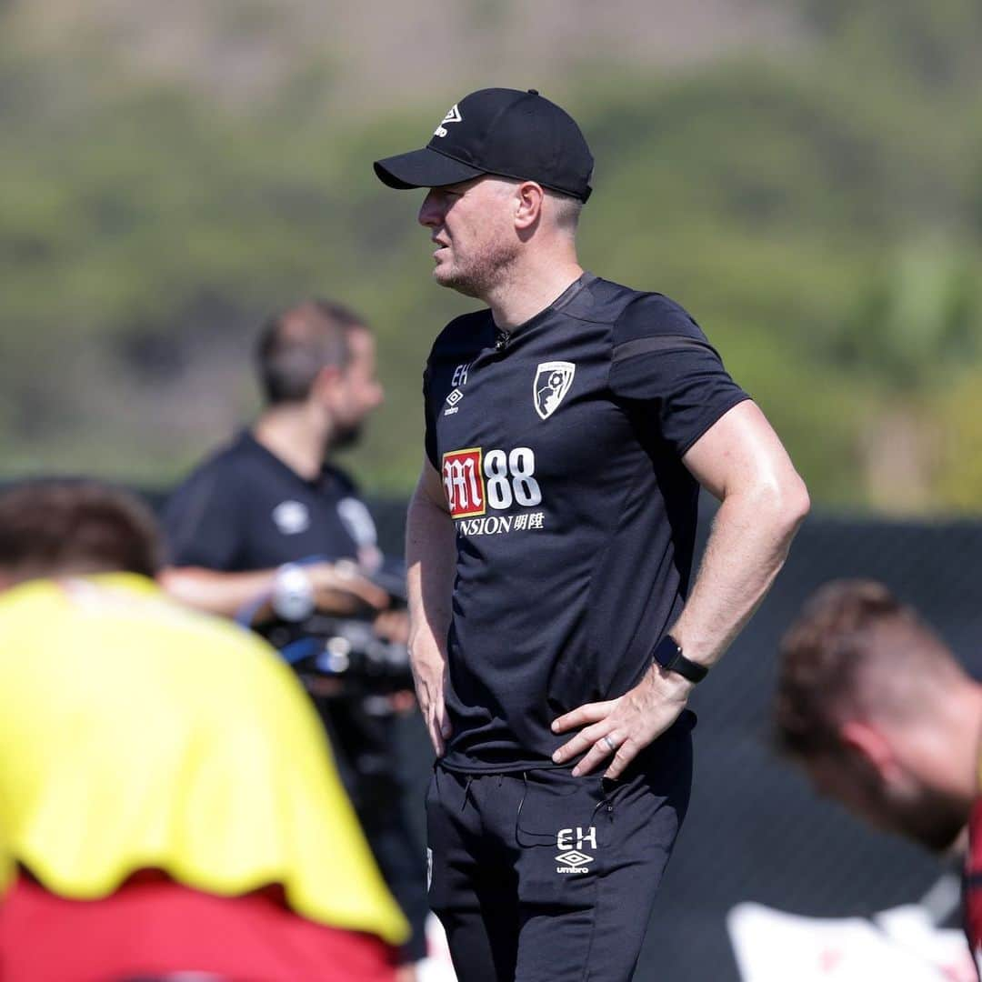 AFCボーンマスさんのインスタグラム写真 - (AFCボーンマスInstagram)「Ever wanted to hear training from the gaffer’s perspective? 🤔  We mic’d him up for today’s session, available on afcbTV now! 🎙 #afcb 🍒」7月16日 5時06分 - afcb