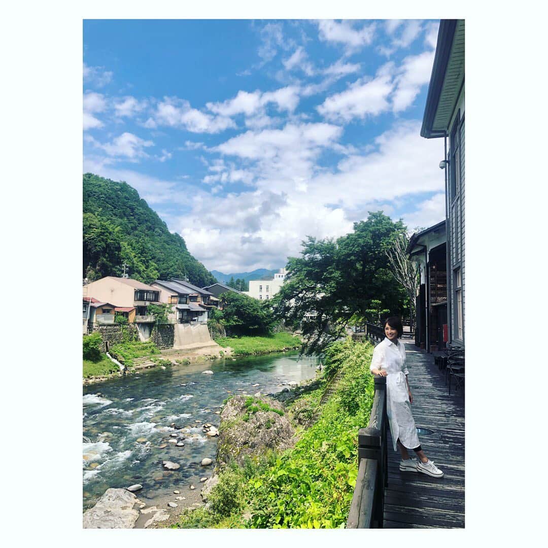 のインスタグラム：「雨の予報でしたが、青空です。  ロケに来てます。」