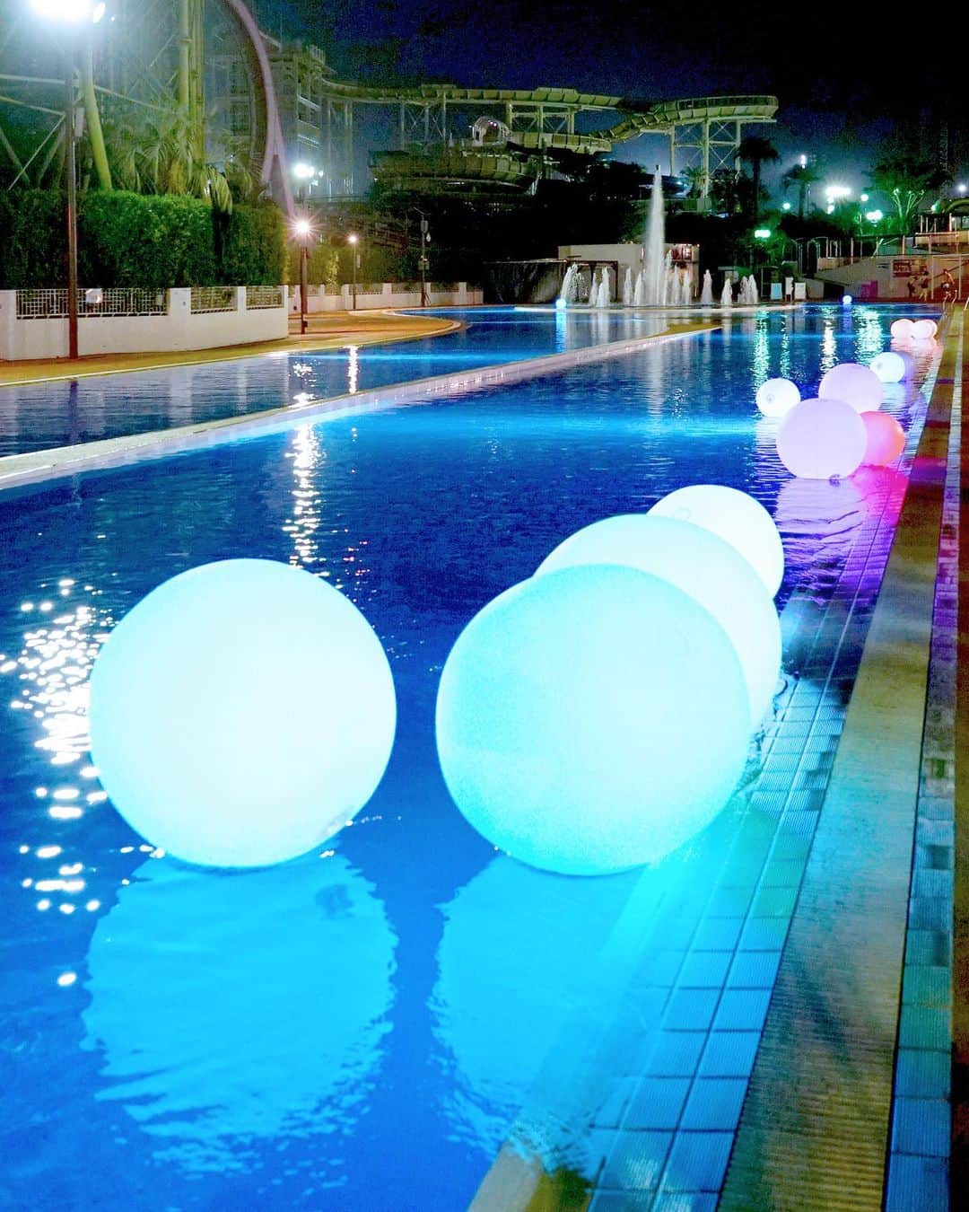 よみうりランドさんのインスタグラム写真 - (よみうりランドInstagram)「【プールWAI ナイトプール】イルミネーションボール 今年からナイトプールの時間にもお楽しみいただけるようになった流れるプールを色とりどりの光るボールで彩ります。 〈開催日〉ナイトプール開催中毎日 〈時間〉18:00~21:00 〈場所〉流れるプール [Night Pool WAI】illumination spheres The colorful floating spheres will add color to the river pool that you can enjoy during this year’s Night Pool event. <Day of the event> Every night during night pool <Hours> 18:00 to 21:00 <Place> river pool  #よみラン夏のフォトコン #よみうりランド #プール #プールWAI #水泳 #Yomiuriland #夏 #東京 #Tokyo #ナイトプール #Japan #amusementpark #ファミリー #家族 #遊園地 #休日 #週末 #小旅行 #女子旅 #観光 #観光スポット #観光地 #instagood #インスタ映えスポット #trip #よみぷー #よみプー #夏休み #最高の夏 #フォトコンテスト #ナイトプール」7月16日 14時29分 - yomiuriland