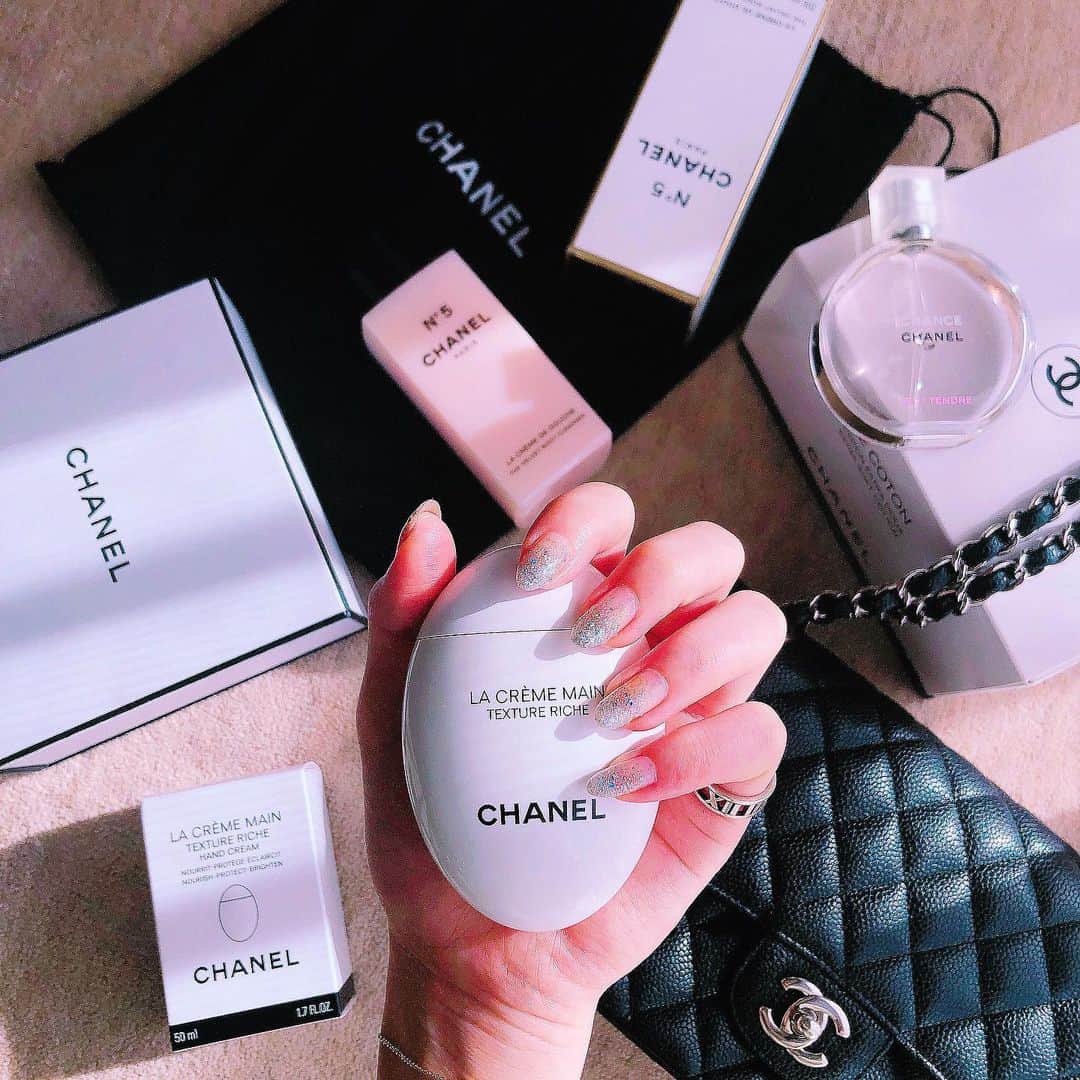 のインスタグラム：「Hand Cream💜 #chanel #handcream #bodycream #perfume #chancetherapper #chancechanel #chance #matelasse #chanelcotton #no5 #lacrememain #tiffany #tiffanyandco」