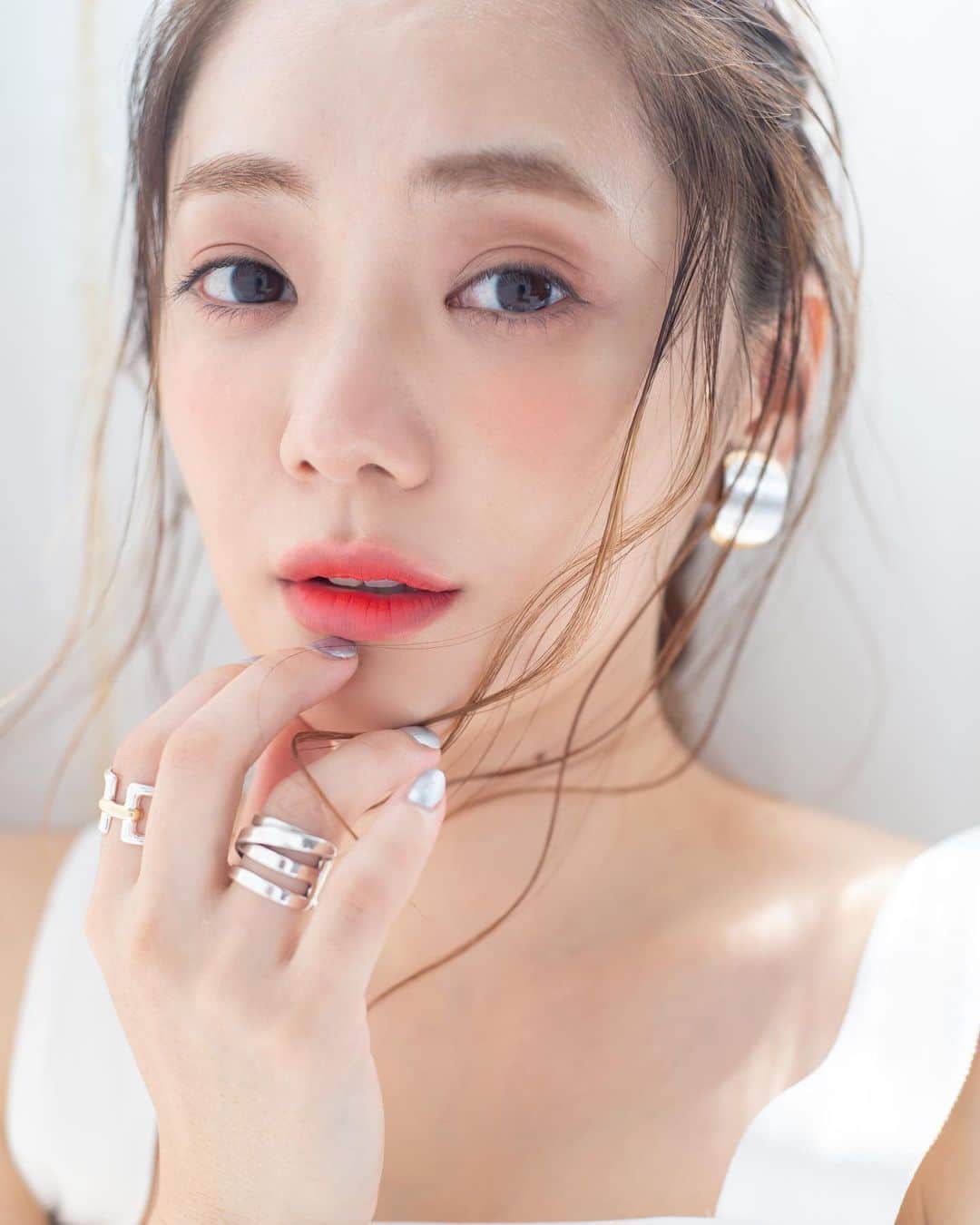 花盛友里のインスタグラム：「Shooting for @moremagjp  河嶋希さんの連載にて、倉科カナさん。 素敵な人すぎで現場にいたみんな恋に落ちた、、、！ 河嶋さんありがとうございました♡そして書籍発売おめでとうございますー！！」