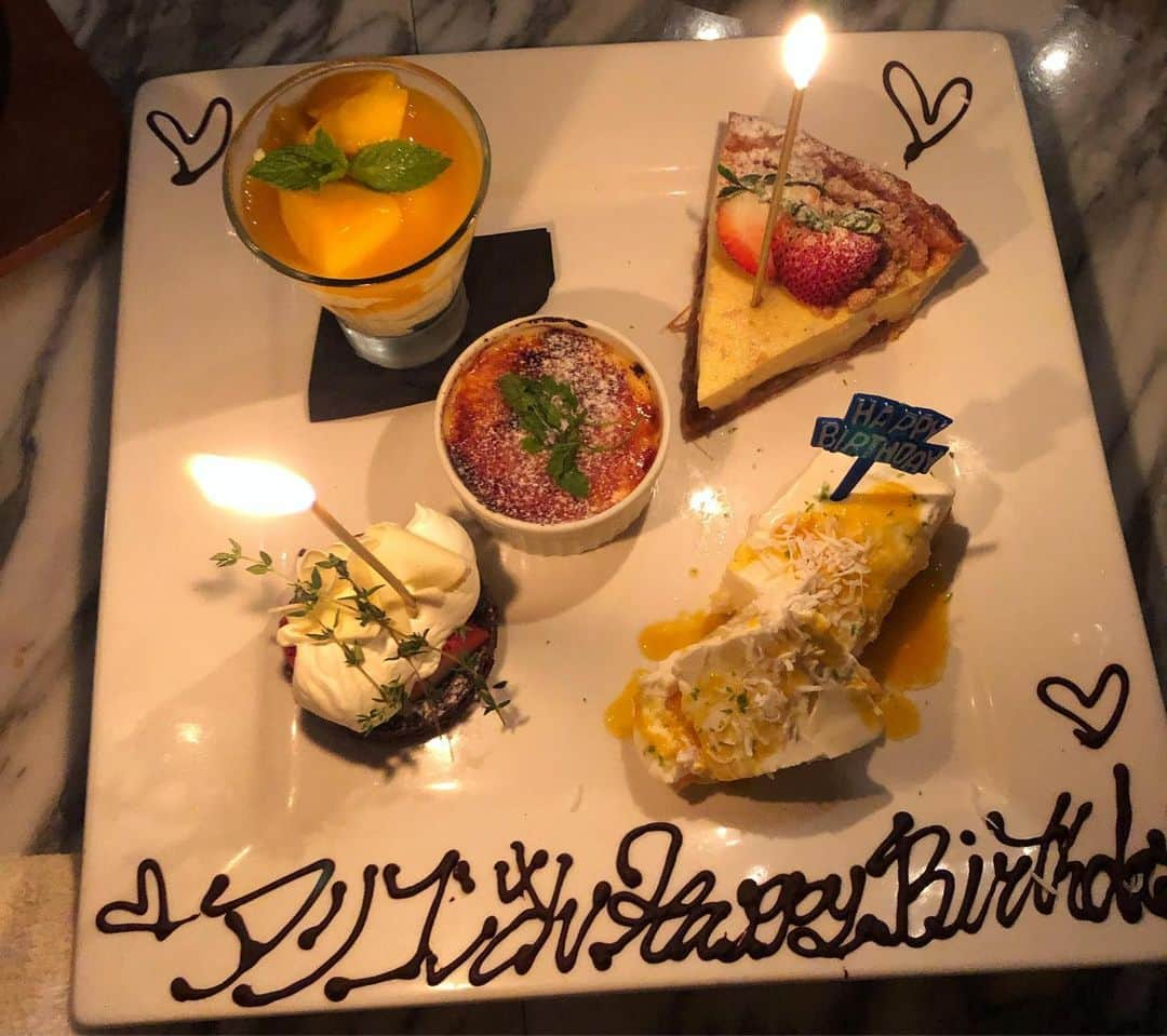 アンミカさんのインスタグラム写真 - (アンミカInstagram)「有村昆くんのお誕生日会🎂👏へ！ 笑いっぱなしで話の尽きないおめでたい会になりました㊗️✨おめでとう！は浄化のエネルギー✨ 有村家の、笑顔と健康と明るい未来を祈っています🍀 有村昆くんは、7/20〜23まで、アルテリオ小劇場にて、ルパンVSホームズの舞台にも出られますよ！みんなで観に行きます☺️ 。 ちなみに、今朝のQVCのエスプリーナシャンプー&トリートメントが完売しましたが、用意を追加致しましたので、HPからどうぞ☺️ 。  #いつも人狼会やなど楽しい会を仕切ってくれる有村昆くん☺️ #同じ年とは思えない美貌と可愛らしさの奥様いずみちゃん❤️ #毎日のヨガや美意識でスタイル抜群お肌ツルツル秋野暢子さん✨ #ワンチャンと人兼用のカゴバックが素敵だった大原かおりちゃん #オメデタなのに人一倍気がつき動いてくれた吉木りさちゃん❤️ #東大王仲間で大阪時代からの友人の馬場典子ちゃん❤️ #みんなの誕生日を企画してくれる優しい歌手のりゅうじくん❣️ #金運アップ財布をオーダーした面白いじゅんいちダビッドソンくん❣️ #ラストの写真は私が店員さんに撮影の画角をお願いするシーン笑」7月16日 14時43分 - ahnmikaofficial