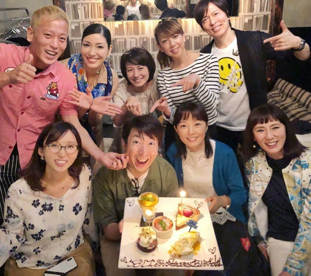 アンミカさんのインスタグラム写真 - (アンミカInstagram)「有村昆くんのお誕生日会🎂👏へ！ 笑いっぱなしで話の尽きないおめでたい会になりました㊗️✨おめでとう！は浄化のエネルギー✨ 有村家の、笑顔と健康と明るい未来を祈っています🍀 有村昆くんは、7/20〜23まで、アルテリオ小劇場にて、ルパンVSホームズの舞台にも出られますよ！みんなで観に行きます☺️ 。 ちなみに、今朝のQVCのエスプリーナシャンプー&トリートメントが完売しましたが、用意を追加致しましたので、HPからどうぞ☺️ 。  #いつも人狼会やなど楽しい会を仕切ってくれる有村昆くん☺️ #同じ年とは思えない美貌と可愛らしさの奥様いずみちゃん❤️ #毎日のヨガや美意識でスタイル抜群お肌ツルツル秋野暢子さん✨ #ワンチャンと人兼用のカゴバックが素敵だった大原かおりちゃん #オメデタなのに人一倍気がつき動いてくれた吉木りさちゃん❤️ #東大王仲間で大阪時代からの友人の馬場典子ちゃん❤️ #みんなの誕生日を企画してくれる優しい歌手のりゅうじくん❣️ #金運アップ財布をオーダーした面白いじゅんいちダビッドソンくん❣️ #ラストの写真は私が店員さんに撮影の画角をお願いするシーン笑」7月16日 14時43分 - ahnmikaofficial