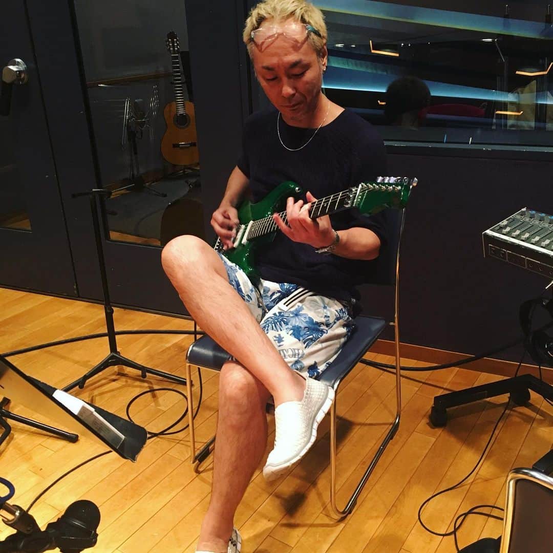 Shinnosukeさんのインスタグラム写真 - (ShinnosukeInstagram)「おれパラバンド等でも御馴染みのギタリスト🎸鈴木マサキさんにギターを弾いていただきましたッ!! こうしてレコーディングでも御一緒できて嬉しかった〜！エレキからアコギまで色々てんこ盛り状態で沢山弾いてくださいました！ありがとうございましたー！😁☆-(ノﾟДﾟ)八(ﾟДﾟ　)ノｲｴｰｲ  #guitarist #electricguitar #acousticguitar #classicalguitar #spanishguitar #gutguitar #recording #studio」7月16日 14時47分 - shinscapade