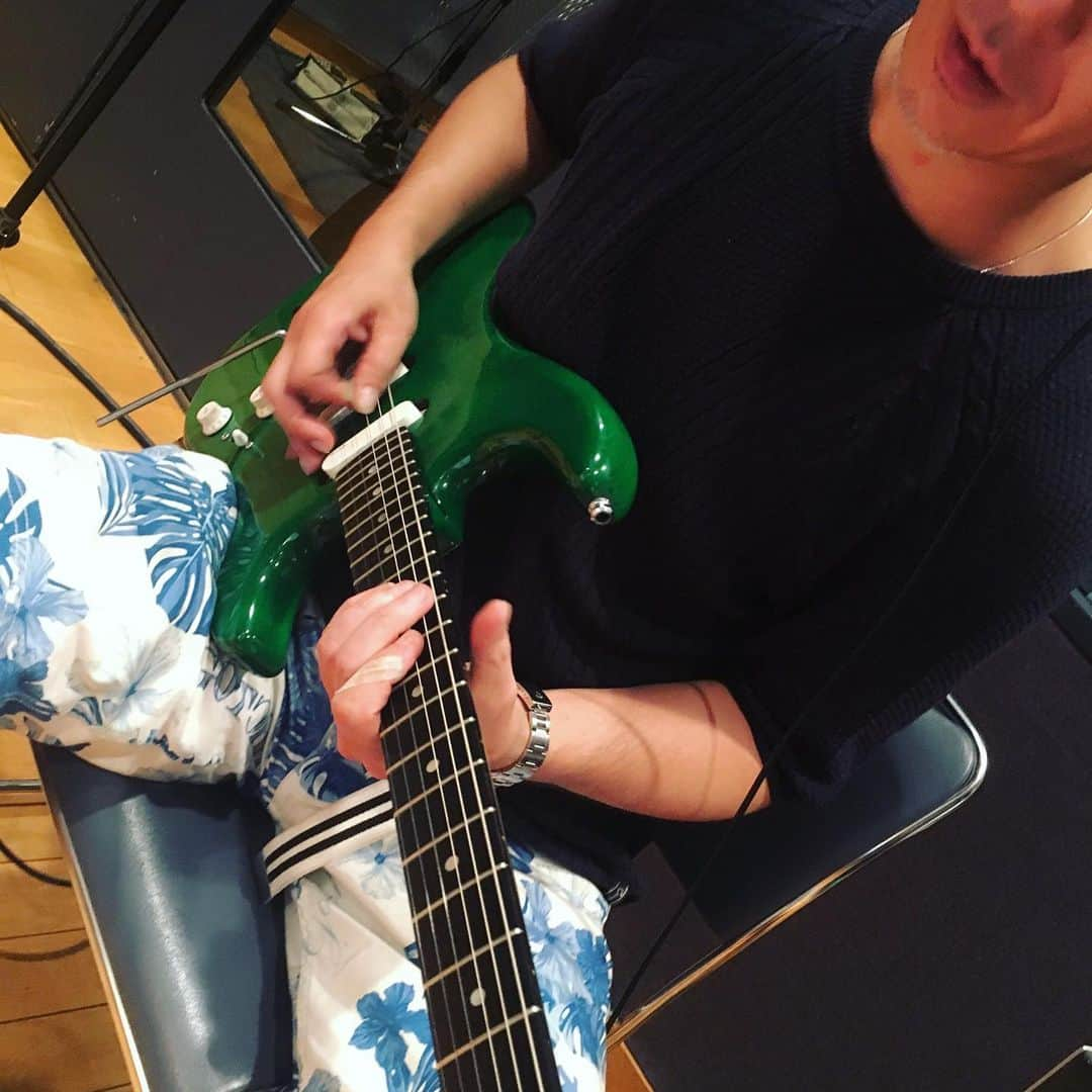 Shinnosukeさんのインスタグラム写真 - (ShinnosukeInstagram)「おれパラバンド等でも御馴染みのギタリスト🎸鈴木マサキさんにギターを弾いていただきましたッ!! こうしてレコーディングでも御一緒できて嬉しかった〜！エレキからアコギまで色々てんこ盛り状態で沢山弾いてくださいました！ありがとうございましたー！😁☆-(ノﾟДﾟ)八(ﾟДﾟ　)ノｲｴｰｲ  #guitarist #electricguitar #acousticguitar #classicalguitar #spanishguitar #gutguitar #recording #studio」7月16日 14時47分 - shinscapade