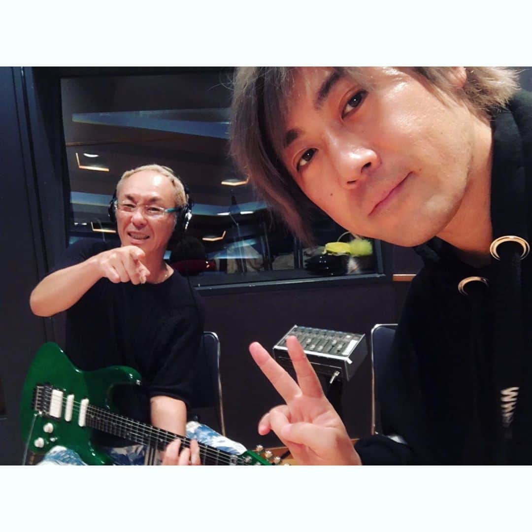 Shinnosukeさんのインスタグラム写真 - (ShinnosukeInstagram)「おれパラバンド等でも御馴染みのギタリスト🎸鈴木マサキさんにギターを弾いていただきましたッ!! こうしてレコーディングでも御一緒できて嬉しかった〜！エレキからアコギまで色々てんこ盛り状態で沢山弾いてくださいました！ありがとうございましたー！😁☆-(ノﾟДﾟ)八(ﾟДﾟ　)ノｲｴｰｲ  #guitarist #electricguitar #acousticguitar #classicalguitar #spanishguitar #gutguitar #recording #studio」7月16日 14時47分 - shinscapade