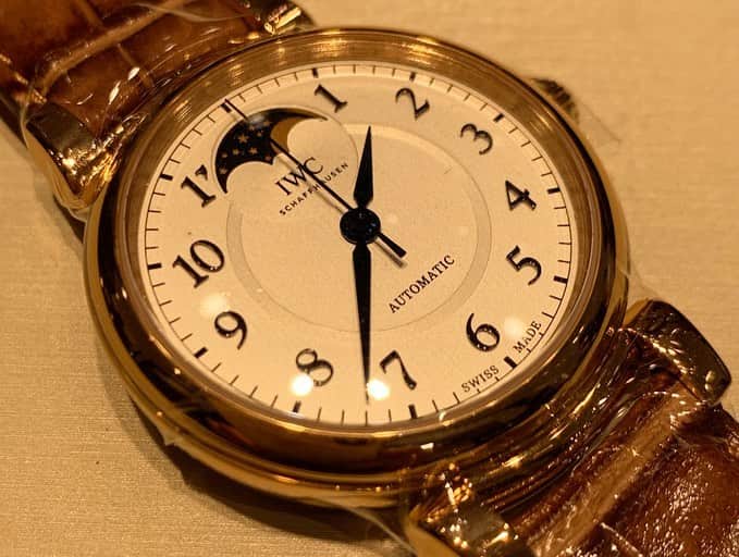 寺田有希さんのインスタグラム写真 - (寺田有希Instagram)「時計に疎すぎた私がついに昨日！初めて時計に惚れしました😳🕰✨ ・ ・ かわいー🥺！！！ IWCのダヴィンチオートマティックムーンフェイズ✨ 私ムーンフェイズが好きみたい！！！ もう、めっちゃ魅力的かわいい🥺！！！ でも200万するらしい！！！ 値段が全くかわいくないぞ！！！笑笑 ・ ・ ってことで、時計屋さん『HF-AGE』#hfage 仙台店で公開収録をさせて頂きました！！！ @hfagesendai  #brchannel @b.r.online ・ ・ それはもう高級な時計をたくさん… たくさん見せていただきましたよ… ご紹介した時計の総額2000万…(白目) ・ ・ でも、おかげさまで 時計のことがまっったく分からなかった私ですが、少しずつ、同じ時を刻む魅力を理解しようとしてきています ・ ・ 『30歳の記念に』 とたくさん勧めてもらってさ。正直、確かに買ってもいいかな？なんて心で思ってたんだけどさ… ・ ・ あかん！！！ 200万は無理や！！！笑 ・ ・ もっと精進します(´･_･`) いつか買えるように… 目標をはっきりさせるためにインスタにアップしておこう🕰✨ ・ ・ これが買えるようになるために… みんな！！よろしくやで！！！！！笑笑 ・ ・ それにしても干場さん… 遠近法使いすぎ！！！！！(5枚目)笑笑 そんな楽しいBRchannelよろしくね！ https://www.youtube.com/user/brchannelqa ・ ・ #iwc #iwcwatches #iwcdavinci  #時計 #機械式時計  #公開収録 #仙台 #ありがとうございました #yoshimasahoshiba @yoshimasa_hoshiba  #寺田有希 #teradayuki」7月16日 14時48分 - terada_yuki