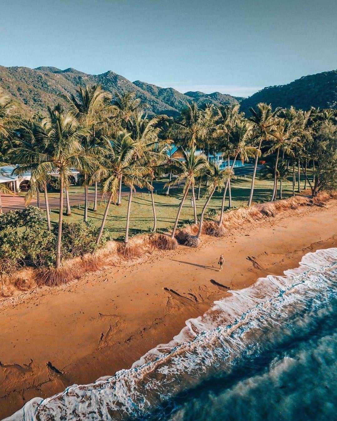 Australiaさんのインスタグラム写真 - (AustraliaInstagram)「Sending you tropical vibes from @thisismagneticisland. 🌴 @jaxonfoale enjoyed this slice of paradise in @queensland, which is a short @magneticislandferries ride from @townsvillenorthqueensland. This relaxed island sits within the @gbrmarinepark, so you can swim and snorkel in the #GreatBarrierReef right off any of its 23 #beaches. Stay at a beachside hotel like @tropicalpalmsmagneticisland, @peppershotels or @arcadiavillagehotel for maximum #beach time - wake up, walk over, and dive right in. 🏊🏼‍♂️ #seeaustralia #thisisqueensland #townsvilleshines #explore #travel」7月16日 15時00分 - australia
