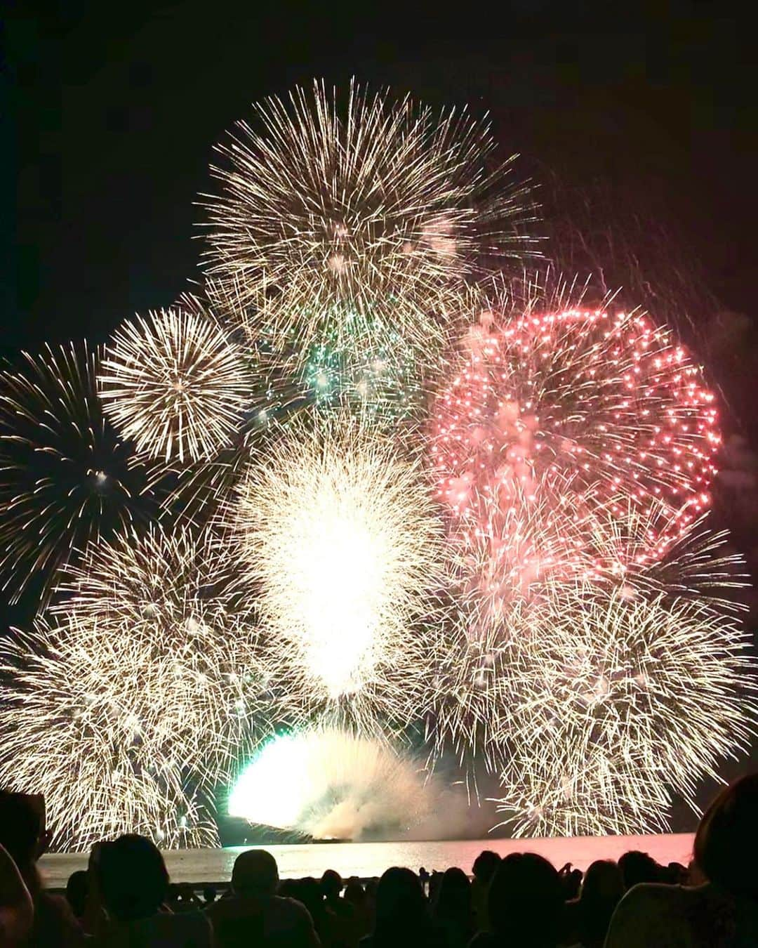 佐々木志織さんのインスタグラム写真 - (佐々木志織Instagram)「今年はずっと綺麗だった🎆💛7/10 ここ何年かはタイ村から観てたけど やっぱり 砂浜で観るのが一番好き 夏の空気と砂浜の冷たい感じが あ〜今年も来たなって思う瞬間✯ #🍉#本番の日 . #海#鎌倉#由比ヶ浜#鎌倉花火#花火#タイ村#美ボディ#健康美#高身長女子#ビジョビ#三浦海岸#健康美#素敵女子#海#スノーボード#BBQ#ピクニック#自然#神奈川#横浜#横須賀#水着#小麦肌#日焼け#ビキニ#summer#sea#ocean#swimwear」7月16日 14時53分 - shiorio118