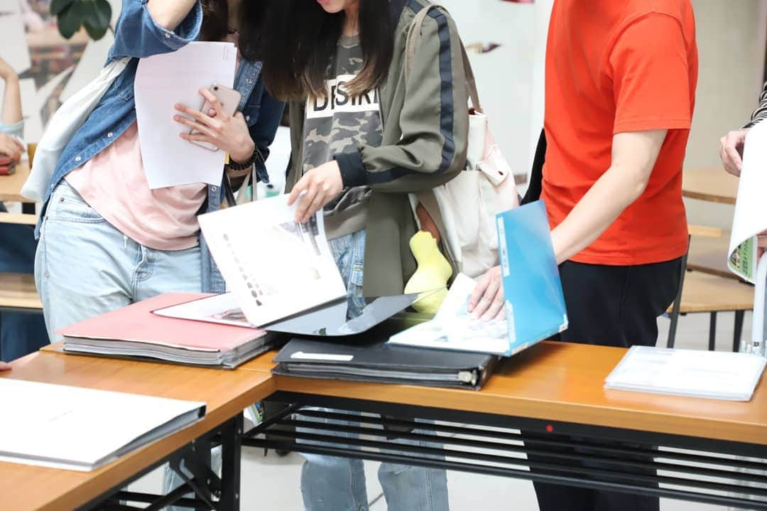 東京造形大学 Tokyo Zokei Universityさんのインスタグラム写真 - (東京造形大学 Tokyo Zokei UniversityInstagram)「_ キャリア支援室がお昼休みのカフェテリア前に出張しました🎈 先輩の就活ポートフォリオを見たり、 就職課のスタッフと気軽に話せる空間です💁📝 ☑️次回は9月中旬に開催予定 ・ #東京造形大学 #美大 #キャリア #キャリア支援 #美大の就活 #就活 #ようこそ #未来 #将来 #夢 #ポートフォリオ #tokyozokeiuniversity #careerdevelopment #portfolio #future #dream #events」7月16日 15時08分 - tokyo_zokei_univ_official