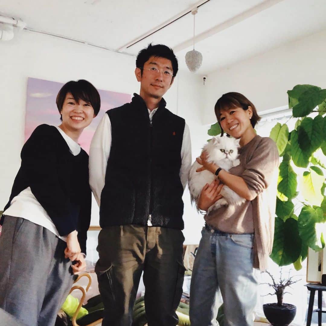 早坂香須子さんのインスタグラム写真 - (早坂香須子Instagram)「今まさに家づくりの疑問や不安がある方にも、将来の参考にしたい方にもおすすめしたい！  #repost @saikocamera 👉みんな家づくりに悩んでいる👈 (長文で申し訳ないけど、思いの丈をすべて積み込みver.) ・ もっともっと、いい家が建てられるはずなのにもったいない、と いろんな家づくりの相談を聞くたびに思う。 ・ みんな事前に勉強していたらなぁ、 途中で相談する人がいたらなぁ、 という家づくりがあちこちで起こっていて、 「やっぱり3度目じゃないと理想の家にならないのね」と諦めるなんていう 負のループはここらで断ち切りたいと 鼻息荒く思うのです。 ・ ということで、今までは知り合い限定で、 趣味程度に相談に乗っていたけれど、 知り合いじゃなくっても、相談に乗ってみようと思い、 オンラインサロンというとなんじゃろか？という感じだと思いますが 《どなたでも遠慮せず相談できる場所》を開設してみます。 知り合いのみなさんも、途中でこんなに聞き過ぎかな？と 途中で遠慮するのもったいないので、 いっそのこと、お金払ったら堂々とできるというメリットです。笑 ・ とにかく、 わかんないこと質問されまくりたいし、 わかんないこともわかんない、という嘆きも聞くので、 ぜひに😊✨ ・ 10人限定でお得な6ヶ月コースが さらに20%OFFです👀 https://offgridlife.stores.jp/items/5d2bdaee3a7e9615e2e3fecf 🔗はストーリーズとプロフのURLから飛んで同じ写真をクリックしてください) ・ 👉暮らしかた冒険家 伊藤菜衣子と 家づくる百戦錬磨の工務店営業 長谷川大輔が オンラインサロンをはじめます👈 ・ ということで、 3度目の家づくりに着手した暮らしかた冒険家 伊藤菜衣子と （ちなみに3度やってもまだ悩むものです...） 工務店の営業として設計者と住まい手とコミュニケーションで生じる問題を解決してきた「はせやん先生」こと長谷川大輔が いい家を建てるために、 まず人生を考えて、 家づくりにまつわる情報共有をし、 常識やプロとの意見の相違の違和感を相談する場所として このオンラインサロンを始めます。 ・ 👉参加費6ヵ月5万円は安いのか、高いのか？ お財布的には安くないけれど、 家づくりが人生にもたらす影響を考えたら超絶安いはず👈 ・ まずは6ヵ月限定です。 まとめてお申し込みで5万円。 （月額なら月1万円） けっして安い金額ではないけれど、家づくりにおける5万円って、 本当にちょっとした工夫であっという間に元が取れるものです。 ・ 自分好み度がアップした2505万円の家と もやもや悩んだままに完成した2500万円の家という大きな差もあります。 ・ 断言します。安いです。 ・ 👉主催者の主な役割は、 家づくりの問題を紐解く手伝いです。考えて決めるのは、あなたです👈 ・ そして、このオンラインサロンは、 わたしたちの好みも紹介しますが、 あなたにはあなたの好みを見つけて欲しいというのが一番の目的です。 ・ あなた好みの家は、お金だけでは買えない、 という事実に気がつくのに、時間がかかる人が多い気がします。 つくり手とあなたの二人三脚の山あり谷ありの末に、 手に入れられるものなのです。 ・ その過程でよく発生する 「何を考えればいいかわからない状態」 「何でうまくいかないのかわからない状態」を相談してもらったら わたしたちが紐解いて解説していくので、 それを元に、いろいろ自分で考えて、調べていく きっかけの場所にしてもらえたら幸いです。 ・ 👉世界で一番あなた好みの家をつくるプロセスは 人生をあなた好みに生きるためのプロセスでもある👈 ・ 豊かな人生において大事なのは、「自分」を知っていることなのだと思う。 家づくりにおけるパニックは、 考えたこともない「自分」の好みさえわからないことが 次から次へと降りかかって来ることだと思う。 ・ このサロンでは家づくりを通して、 的確に悩みや疑問の問題を見つけるお手伝いをします。 そのプロセスはきっと、自分の好みを知って、 人生をどう組み立てていくかを考えるのに 永遠に役立つことだと思っています。 ・ 👉7月15日プレスタートです！👈 ・ ・ ◉こんなひとにおすすめ ・ ▶︎今まさにマイホームつくってます。悩みが絶えません！状態でとにかくいろいろ質問しまくりたい方 ▶︎マイホームをいつか手に入れたいと漠然と思っているけど、何から手をつけていいかわからない方 ▶︎高断熱高気密な「断熱エコハウス」を建てたい方、いつか住んでみたい方 ▶︎家づくりにまつわる疑問を、伊藤かはせやん先生に聞いてみたい方 ▶︎家づくりの本を読みまくったけど、解決されない疑問がある方 ▶︎家づくりが漠然と不安な方 ▶︎家づくりを通して、人生を見つめ直したい方 ▶︎超リアルでリアルタイムな家づくり体験に興味がある方 ▶︎伊藤の家づくりレポートをリアルタイムで知りたい方(時短家事、育児、夫婦仲、老後、自宅内小商い計画、など工夫盛りだくさんです) https://offgridlife.stores.jp/ ・ #質問あればお気軽に」7月16日 15時08分 - kazukovalentine