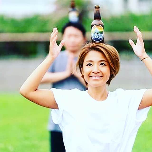 なーみさんのインスタグラム写真 - (なーみInstagram)「🧘‍♀️🍻 初めてのビールヨガ〜😆 @kikudakei  菊田敬祐さんの題して 『大人の無駄時間❤️』 ただ楽しい、こんなヨガは初めて🤣 空と大地とビールに感謝🍻 。 。 また行きたい♡ 。 。 #ビールヨガ #箱根七湯ビール #ビーチヨガ#江ノ島#鵠沼海岸#笑顔#ビール#yogainspiration#yoga#instayoga#yogalove#海ヨガ#ヨガ#ヨガポーズ#ダイエット#ストレッチ#体幹#柔軟#くびれ#バランス#ボディメイク#リラックス#自分磨き#ワークアウト#ママ」7月16日 15時00分 - nnnamiiii