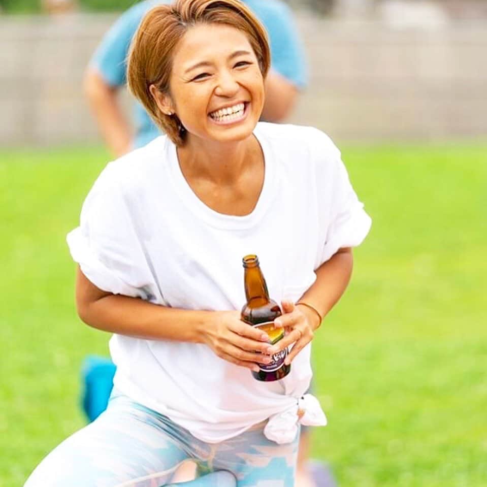 なーみさんのインスタグラム写真 - (なーみInstagram)「🧘‍♀️🍻 初めてのビールヨガ〜😆 @kikudakei  菊田敬祐さんの題して 『大人の無駄時間❤️』 ただ楽しい、こんなヨガは初めて🤣 空と大地とビールに感謝🍻 。 。 また行きたい♡ 。 。 #ビールヨガ #箱根七湯ビール #ビーチヨガ#江ノ島#鵠沼海岸#笑顔#ビール#yogainspiration#yoga#instayoga#yogalove#海ヨガ#ヨガ#ヨガポーズ#ダイエット#ストレッチ#体幹#柔軟#くびれ#バランス#ボディメイク#リラックス#自分磨き#ワークアウト#ママ」7月16日 15時00分 - nnnamiiii