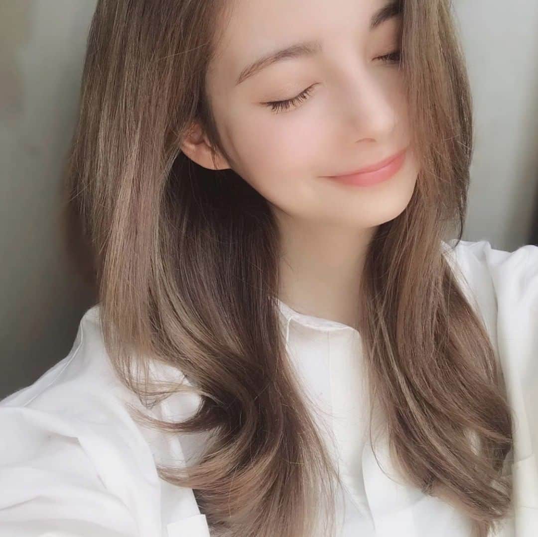モイストダイアンのインスタグラム：「お風呂上がりの11ミストでツヤツヤ✨  #ダイアン #パーフェクトビューティー #モイストダイアン #moistdiane #perfectbeauty #ツヤ髪 #シャンプー #ヘアケア #ダメージ補修 #ダイアンシャンプー #新商品 #ヘアコスメ #洗い流さないトリートメント #ビューティーケラチン #11ミスト #なりたい髪は自分で作る #ヘアトリートメント #アウトバス #アウトバストリートメント #バスタイム #乾燥ダメージ #shampoo #時短 #簡単 📸@helena.0618」
