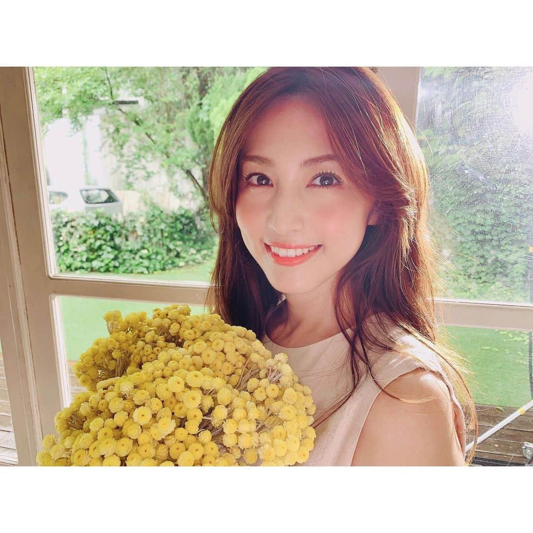 有村実樹さんのインスタグラム写真 - (有村実樹Instagram)「🌼🌼🌼🌼﻿ ﻿ 美人百花の撮影です✨﻿ ﻿ ﻿ 可愛い﻿イモーテルのお花とともに💝﻿ ﻿ 雨の日ですが、明るく綺麗な写真が撮れました。﻿ ﻿ ﻿ ﻿ ﻿ #美人百花 #お花 #花 #flower #イモーテル #撮影」7月16日 15時02分 - arimura_miki