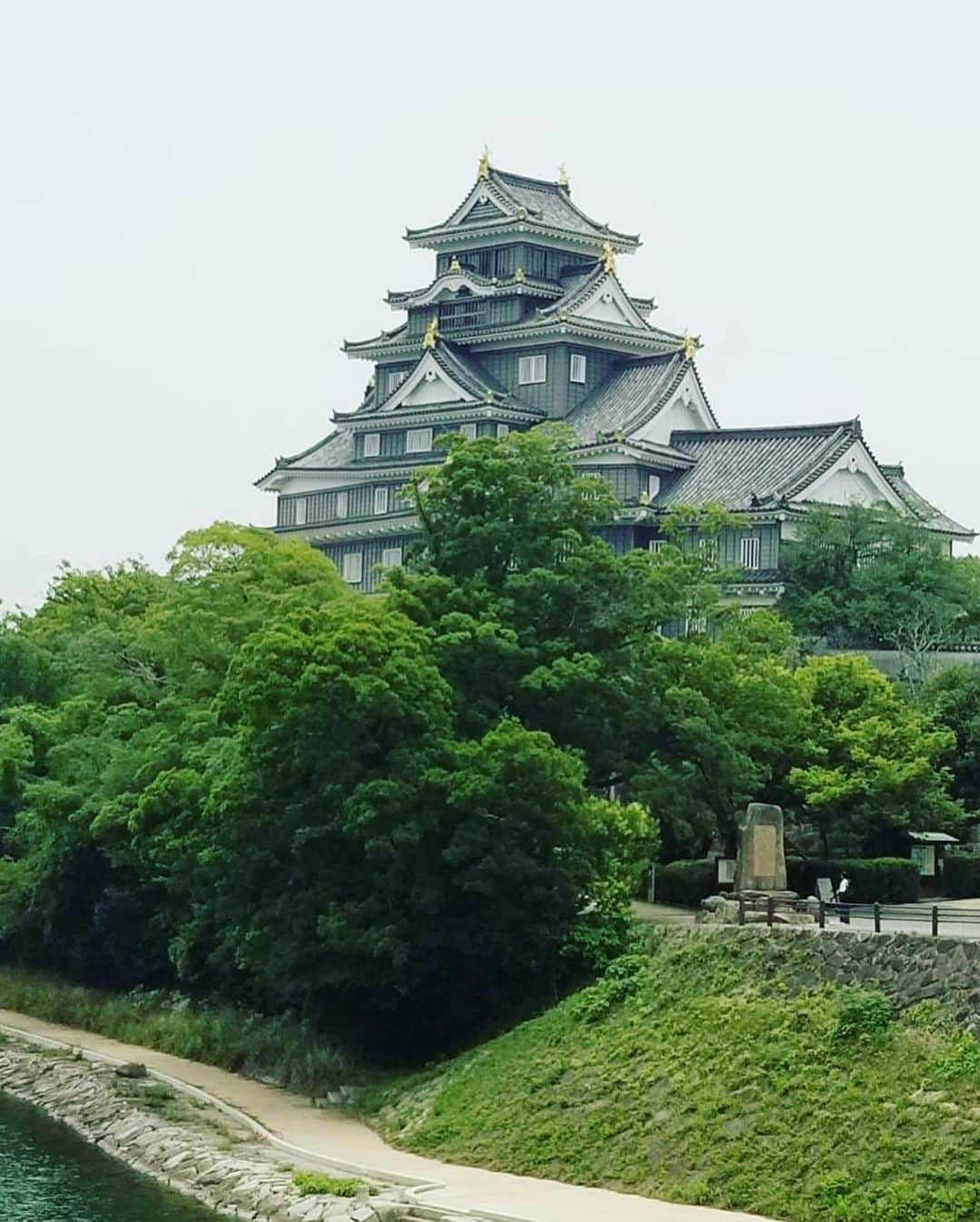 羽田美智子さんのインスタグラム写真 - (羽田美智子Instagram)「私は旅が大好き💕 先日、岡山にお仕事で伺った時、ちょっと時間を見つけて岡山城を散策しました。 旅っていいなー。新しい発見と出会いがありますもんね！！ 今夜はナレーションでイタリア、ジェノバを旅します✈️ 『世界ふれあい街歩き』「坂道を愛する人たち ジェノバ〜イタリア〜」夜8時からNHKBSプレミアムで放送です。 そしてその後はフジテレビ『空旅をあなたへ－PREMIUM SKY－』では広島を旅しています。  両方ナレーションなんだけど、、本当に行った気になれる特技を私は持ってるようです😊 そしてそして、明日はNHK「あさイチ」にお邪魔する予定です😉 良かったら、見てくださいね💓 #世界ふれあい街歩き #街歩き #空旅をあなたへ #空旅 #ナレーション #あさイチ #岡山 #旅」7月16日 15時05分 - michikohada